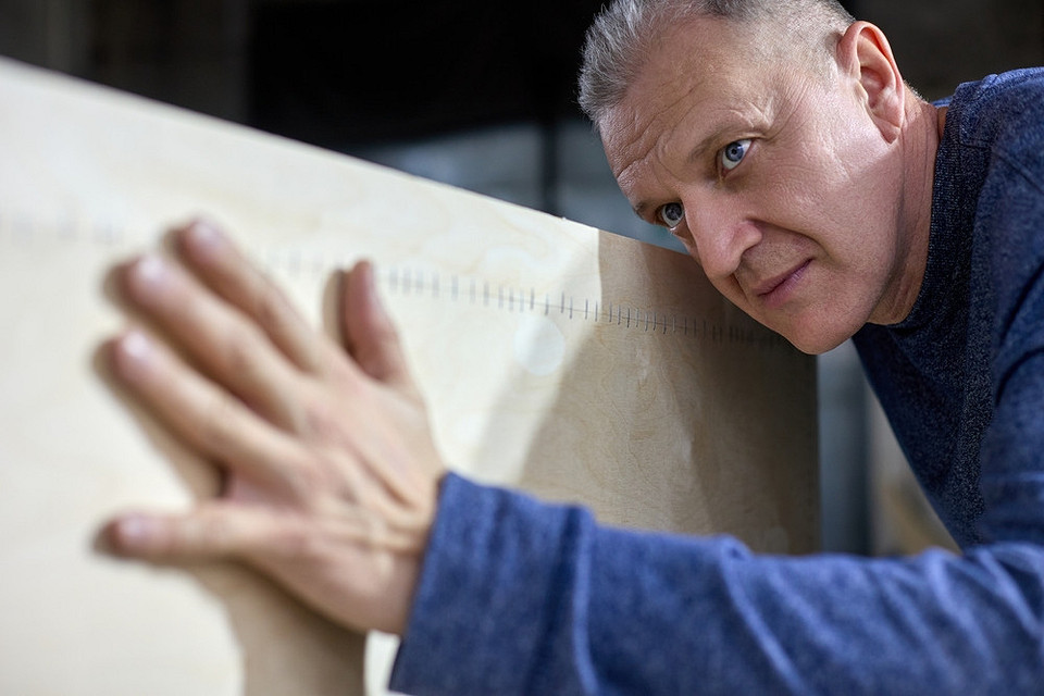 Sklejka budowlana 2026 Arkusze sklejki budowlanej z etykietą lub widocznym rokiem produkcji 2026.