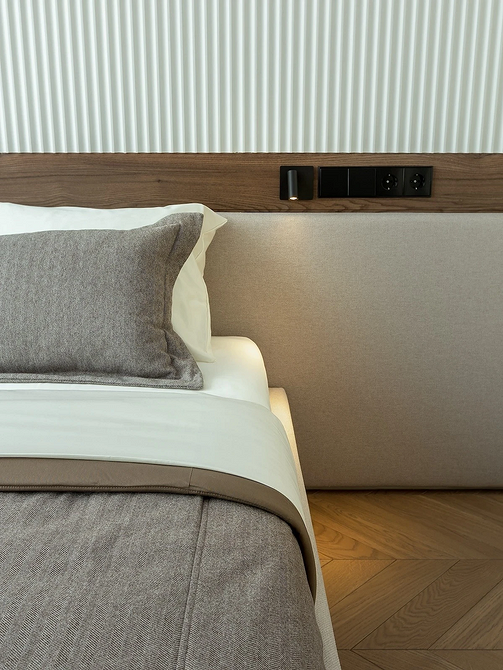 Białe panele gipsowe 3D w minimalistycznym wnętrzu: subtelny akcent dekoracyjny.