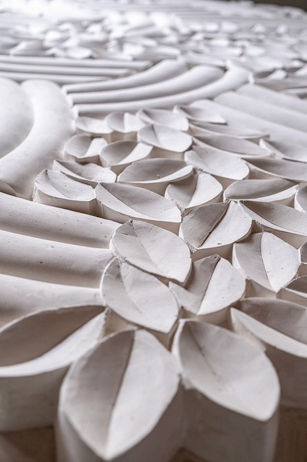 Panele gipsowe 3D jako element dekoracyjny w przedpokoju: funkcjonalność i estetyka w jednym.