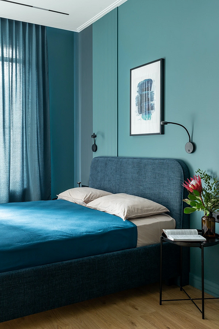 Elegancka sypialnia z dekoracyjnymi panelami gipsowymi 3D, tworzącymi unikalny wzór na ścianie.