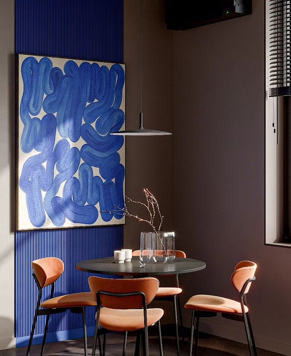 Białe panele gipsowe 3D w sypialni, minimalistyczny design i doskonała izolacja akustyczna.