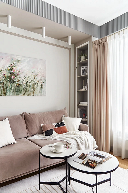 Nowoczesne panele gipsowe 3D w małym mieszkaniu: optyczne powiększenie przestrzeni i dekoracja.