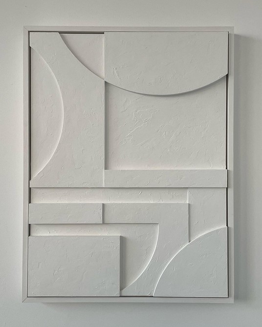 Salon z szarymi panelami gipsowymi 3D, nowoczesny design i stylowe wykończenie wnętrza.