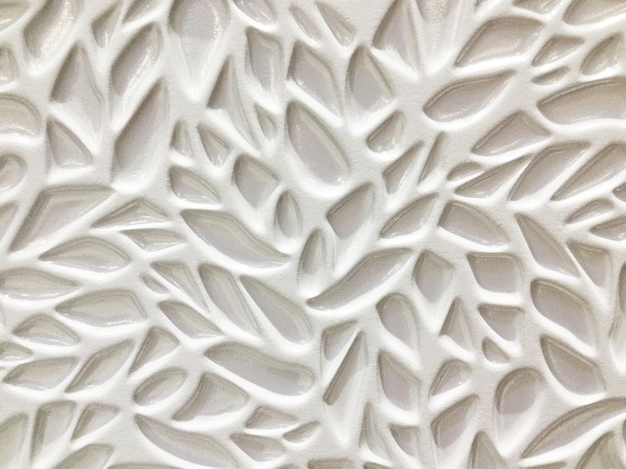 Białe panele gipsowe 3D w salonie: uniwersalne rozwiązanie do każdego stylu aranżacji wnętrz.