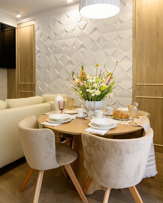 Nowoczesny salon z panelami gipsowymi 3D: minimalistyczny design i wyraźna faktura na ścianie.