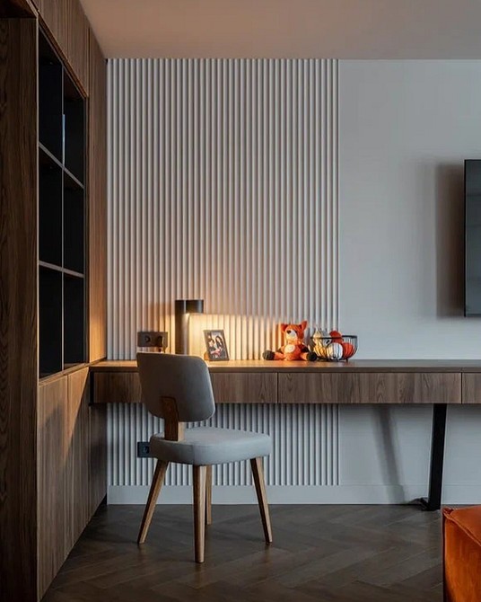 Montaż paneli gipsowych 3D na ścianie, widoczne łączenia, precyzja wykonania.