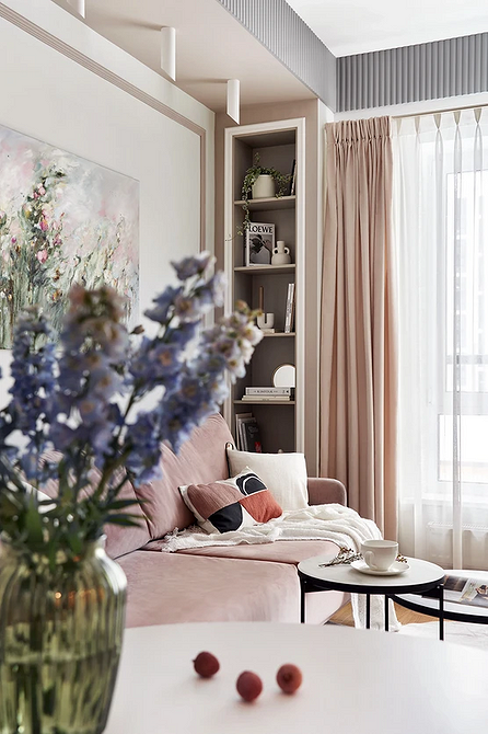 Ściana z paneli gipsowych 3D: tekstura i design w nowoczesnym wnętrzu mieszkalnym.