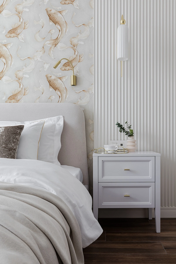 Eleganckie panele gipsowe 3D w sypialni, subtelne oświetlenie tworzy przytulną atmosferę.