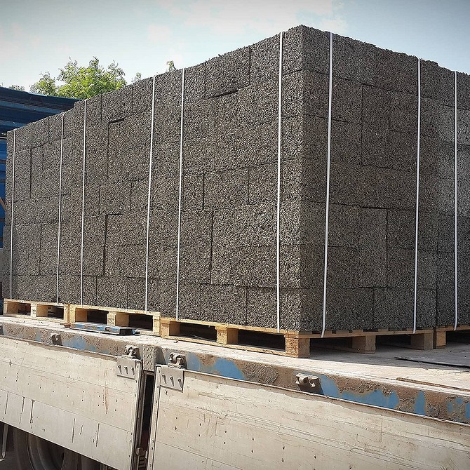 Tabela porównawcza materiałów budowlanych dla oszczędnej budowy domu w 2026 roku.