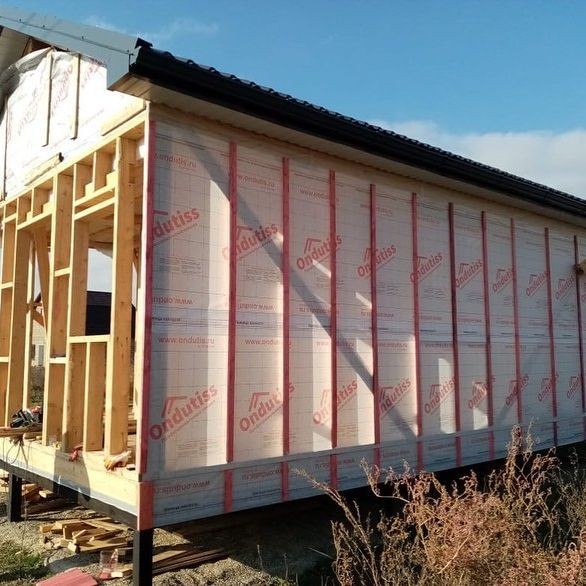 Zestawienie materiałów budowlanych, kluczowe dla oszczędnej i trwałej konstrukcji domu.