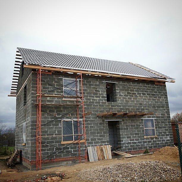 Wybór solidnych materiałów budowlanych dla trwałego i energooszczędnego domu.