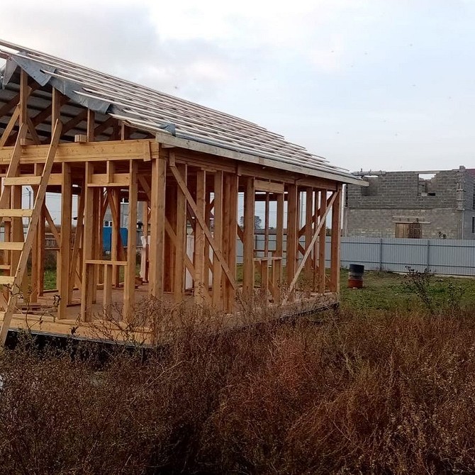 Tabela porównująca różne materiały budowlane pod kątem kosztów i parametrów.