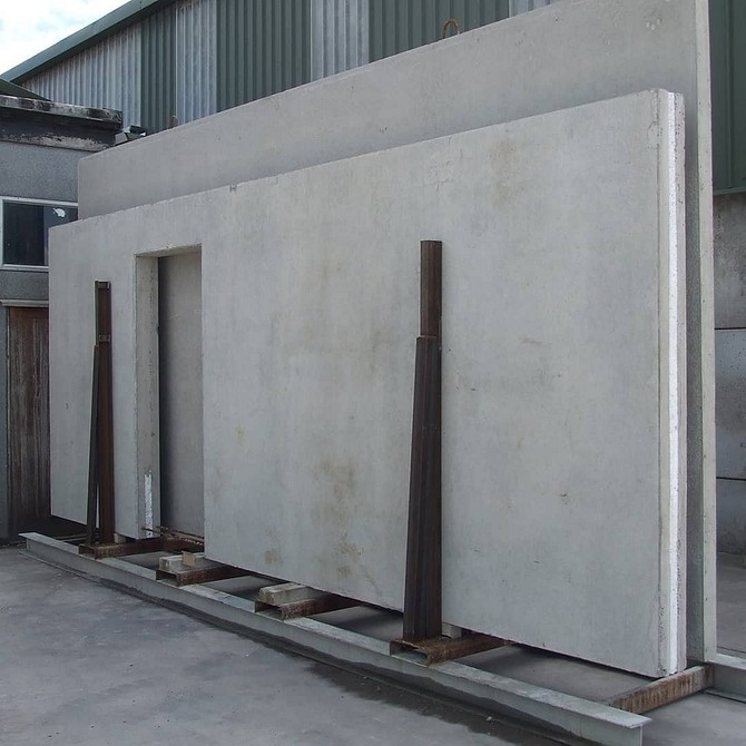 Grafika przedstawiająca różne materiały budowlane i ich porównanie cenowe.