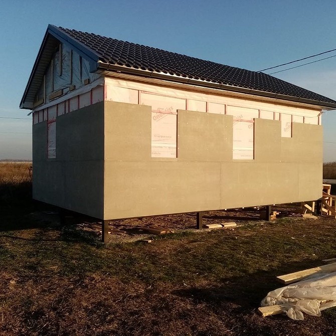 Ilustracja porównująca materiały budowlane, ważne dla planowania budżetu na 2026 rok.