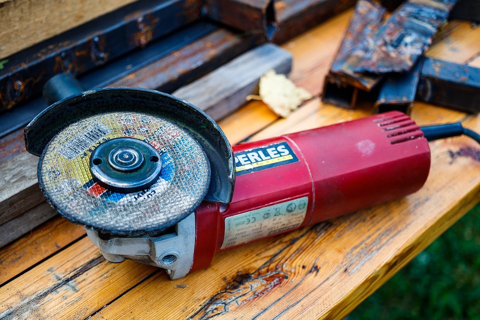 Obrazek przedstawiający narzędzia do pomiaru i oznaczania linii cięcia na panelach PCV.