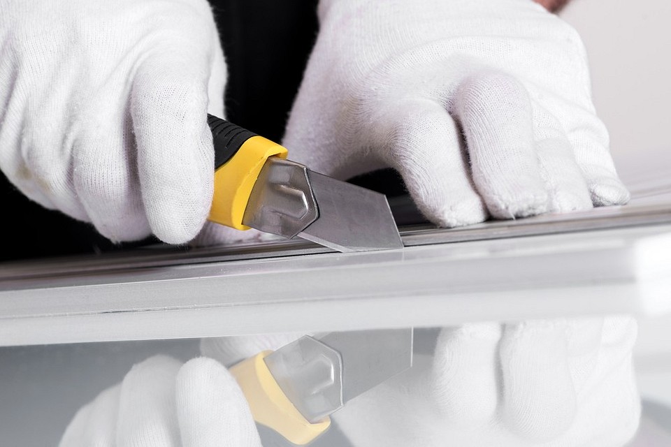 Zdjęcie prezentujące różne sposoby wykończenia krawędzi paneli PCV po cięciu, np. listwy.