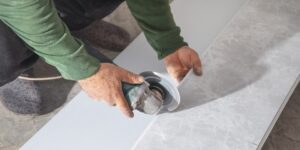 Panele PCV: Perfekcyjne cięcie i montaż. Poradnik eksperta