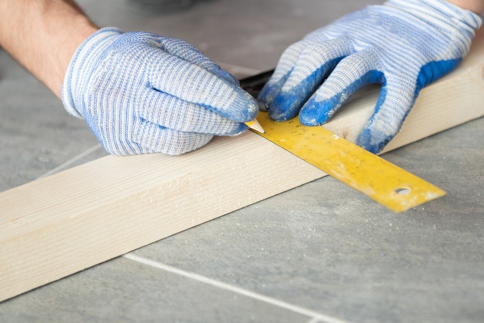 Obrazek demonstrujący zasady bezpieczeństwa podczas pracy z panelami PCV i narzędziami tnącymi.