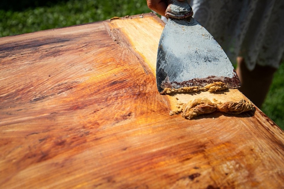 Narzędzia do czyszczenia metalu Narzędzia do usuwania farby z metalu: szczotka druciana, skrobak, papier ścierny.