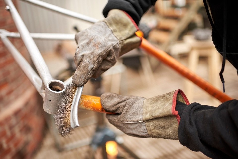 Opalarka do metalu: delikatność Usuwanie farby z metalu za pomocą opalarki: bezpieczna metoda na delikatne powierzchnie.