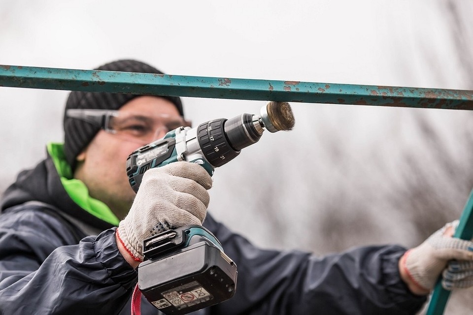 Metal po czyszczeniu: korozja Metalowa powierzchnia po usunięciu farby, widoczne ślady korozji do usunięcia.