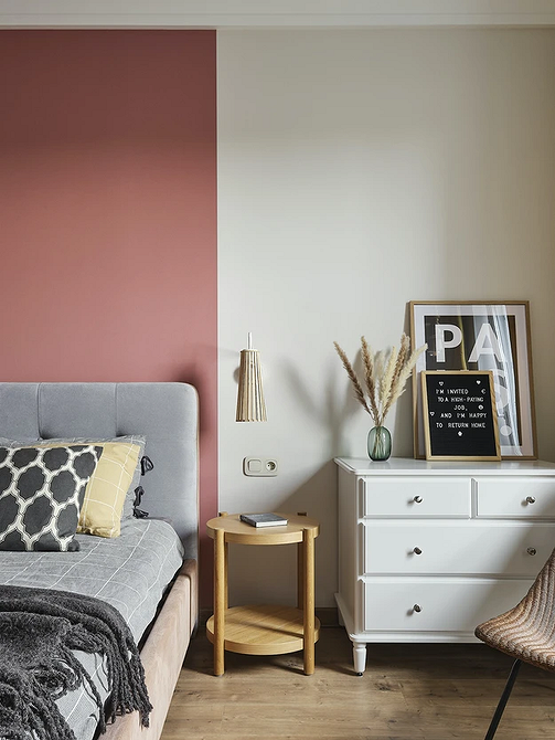 Aranżacja wnętrz 2026: wzory na ścianach w małym mieszkaniu w stylu minimalistycznym.