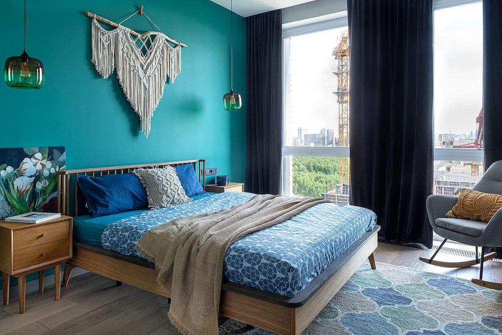 Ściany w małym mieszkaniu: pomysł na kombinację wzorzystych tapet i koloru.