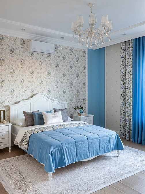 Wzory na ścianach: Gotowe pomysły na łączenie tapet w przedpokoju.