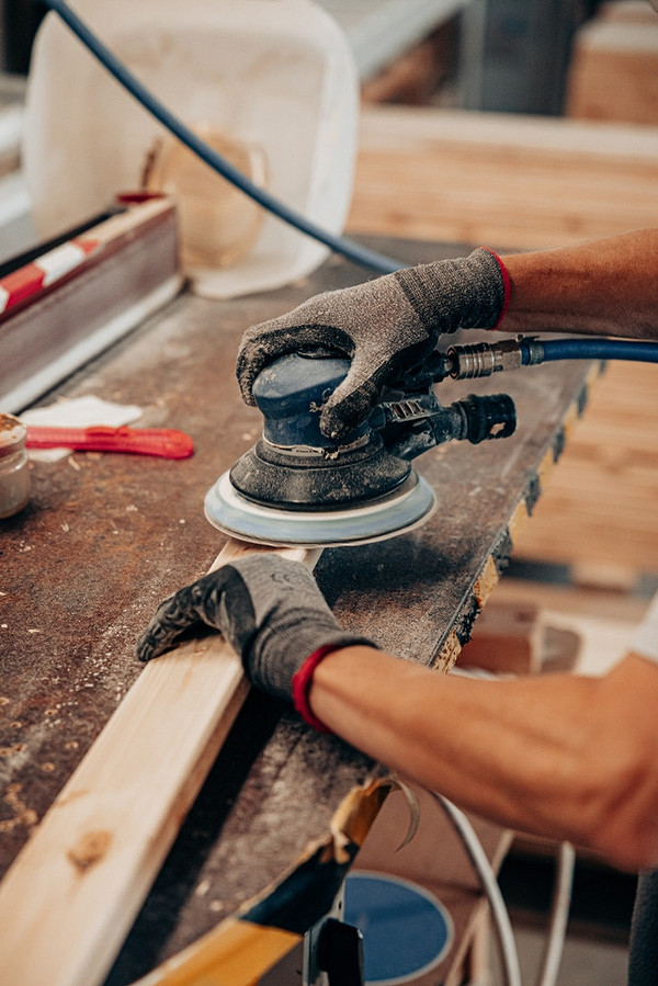 Poradnik: Jak zamontować balustrady schodowe bezpiecznie i stylowo w 2026 roku