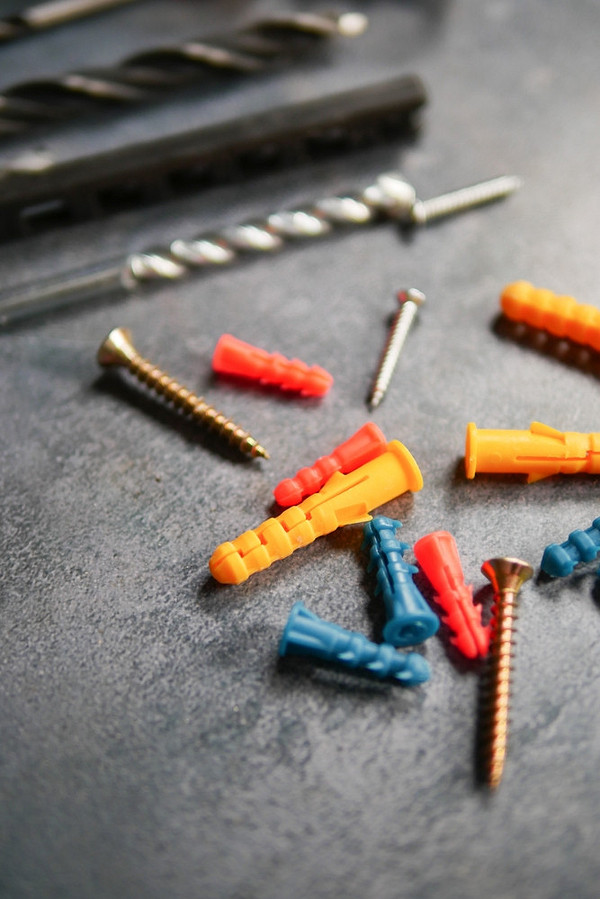 Balustrady drewniane schodowe: przykład montażu i mocowania balustrady DIY