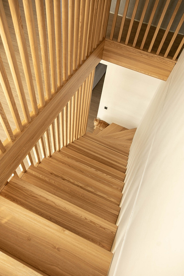 Antypoślizgowe balustrady schodowe: Bezpieczny montaż balustrady schodowej 2026