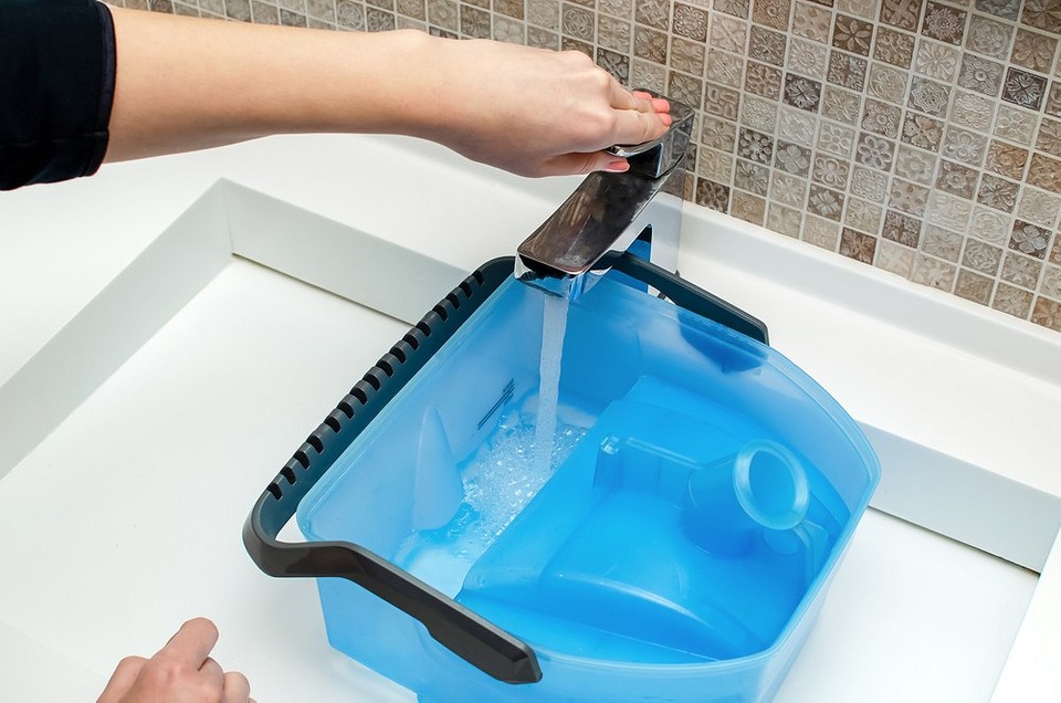 Idealnie czyste lustra dzięki odkurzaczowi piorącemu - bez smug i zacieków