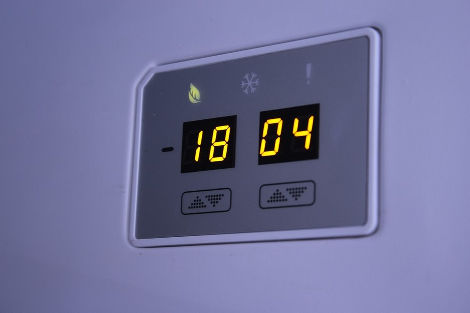 Oszczędność energii lodówki Ikona przedstawiająca termometr i symbol energooszczędności w kontekście lodówki.