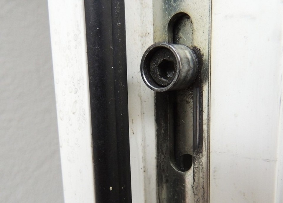 Punkty regulacji PVC Schemat pokazujący punkty regulacyjne w typowych drzwiach plastikowych PVC