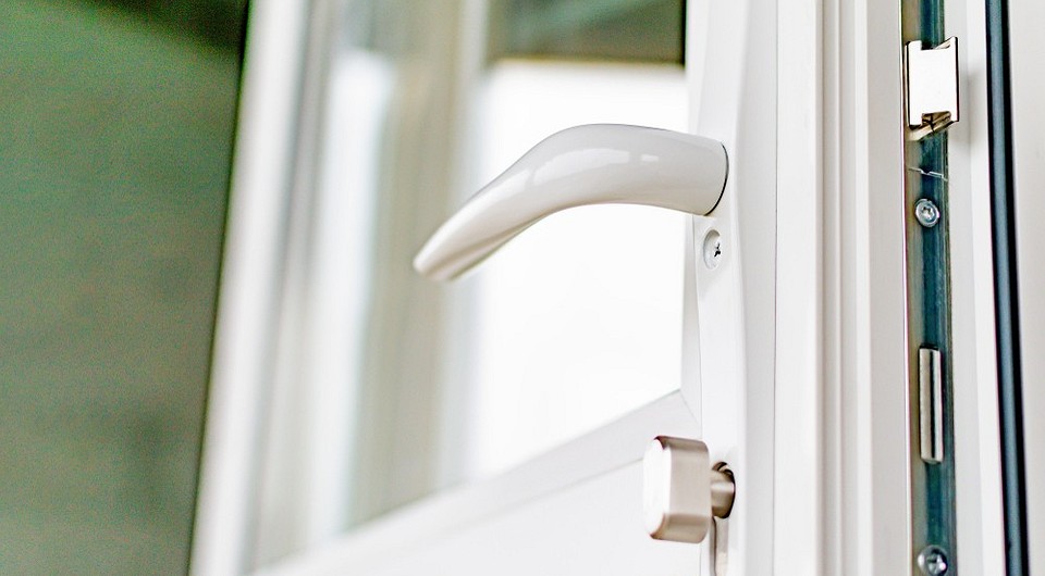 DIY: Regulacja drzwi PVC Regulacja drzwi plastikowych: narzędzia i instrukcja krok po kroku dla domu