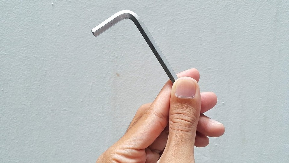 Kroki regulacji drzwi Ilustracja przedstawiająca proces regulacji okucia w drzwiach plastikowych krok po kroku