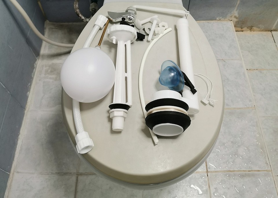 Nieszczelna toaleta? Poradnik naprawy spłuczki krok po kroku z oszczędnością wody.