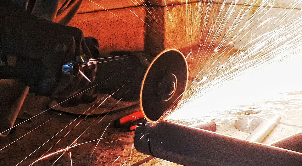 Perfekcyjne cięcie rur: sekret trwałych instalacji — jak ciąć rury szlifierką kątową