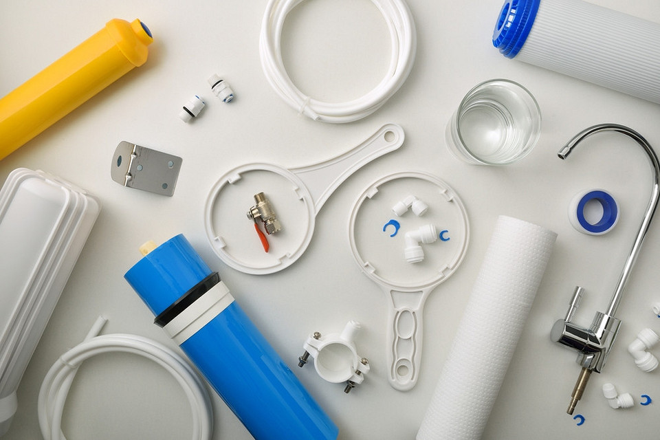 Brudny filtr - problemy Zanieczyszczony filtr wody - przyczyna niskiego ciśnienia i rdzy.