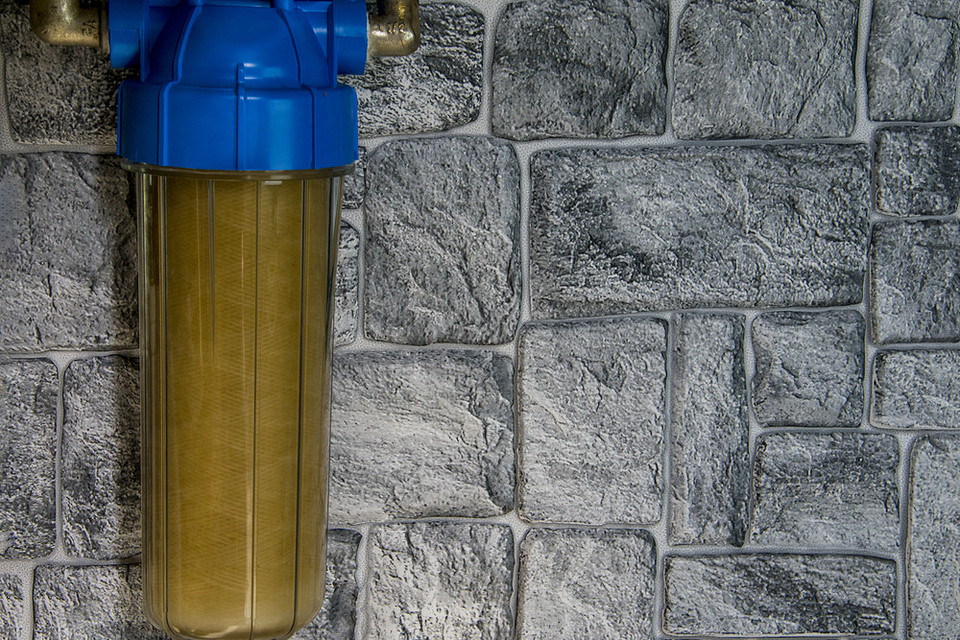 Czysty filtr, czysta woda Filtr wody po czyszczeniu - czysta woda i wysokie ciśnienie.