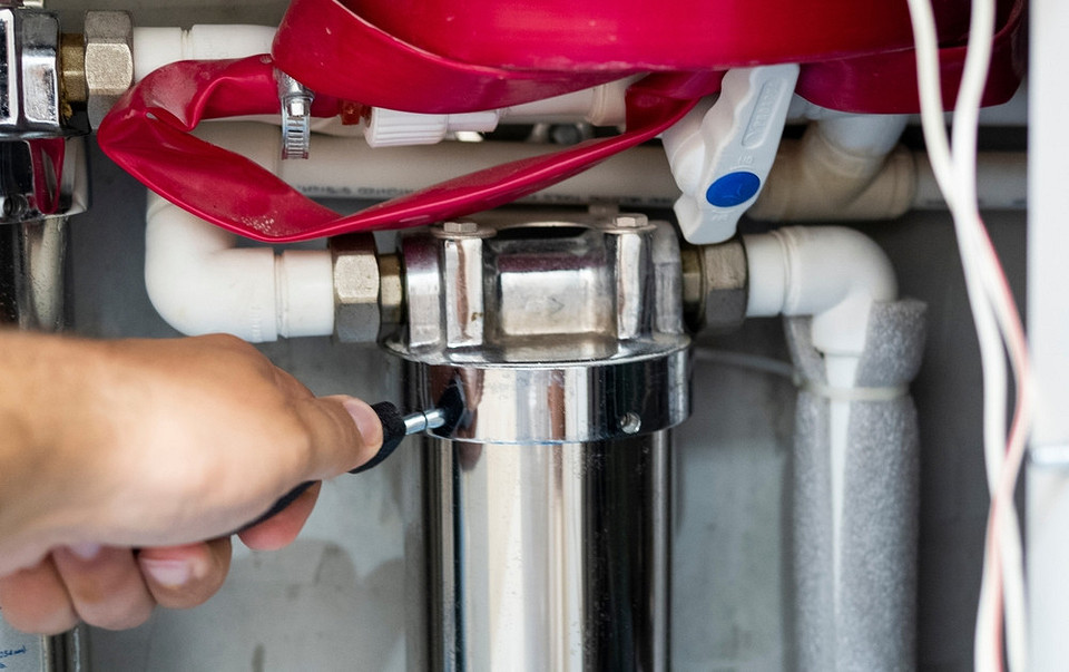 Prosty sposób na czysty filtr Czyszczenie filtra wody - krok po kroku. Konserwacja systemów wodnych.