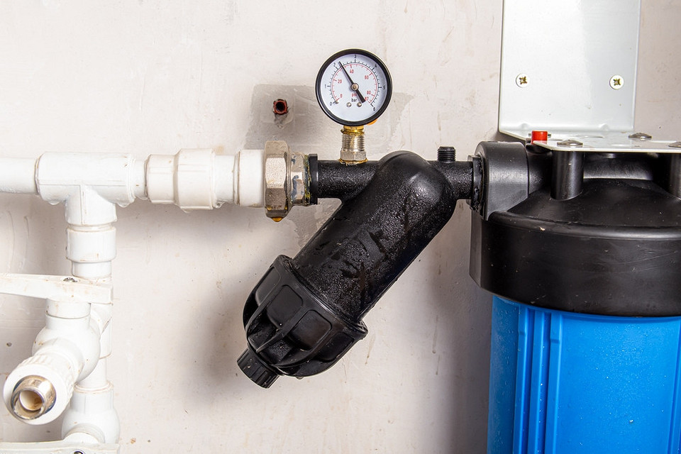 Demontaż filtra wody Demontaż obudowy filtra wody podczas czyszczenia. Usuwanie osadów.