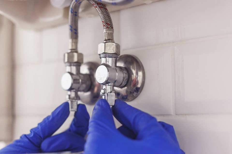 Bezpieczne podłączenie Zbliżenie na podłączone wężyki baterii kuchennej. Bezpieczne połączenie.