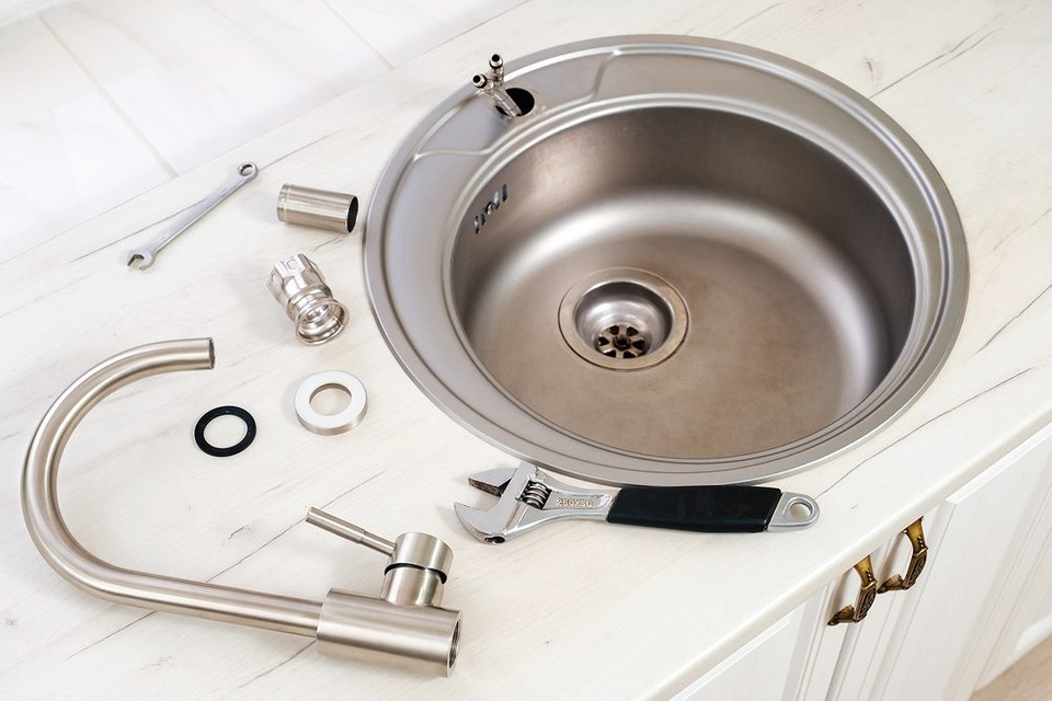 Montaż krok po kroku Kroki instalacji baterii kuchennej. Samodzielny montaż. Klucz francuski.