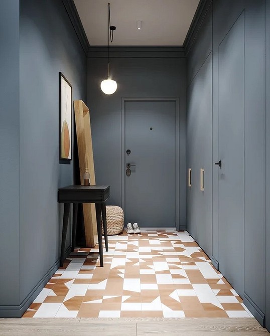 Kontrastowe listwy przypodłogowe: białe listwy na tle ciemnej podłogi dla wyrazistego efektu.