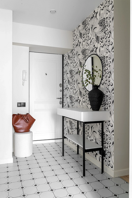 Zdjęcie przedstawia aranżację z szarymi listwami przypodłogowymi, pasującymi do nowoczesnego wnętrza.