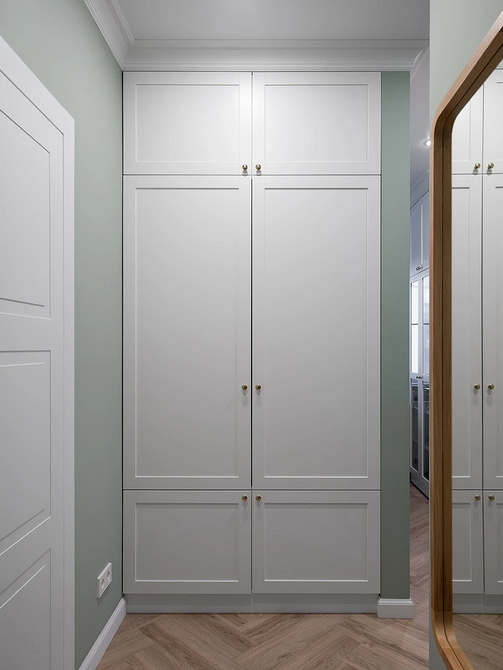 Aranżacja z białymi listwami przypodłogowymi w klasycznym wnętrzu.