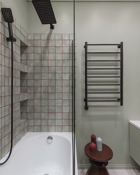 Dopasowanie koloru listew przypodłogowych do wystroju wnętrza – aranżacja salonu.