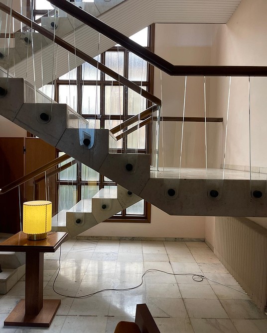 Projektowanie wnętrz: Dobór koloru listew przypodłogowych do elementów wystroju. Poradnik