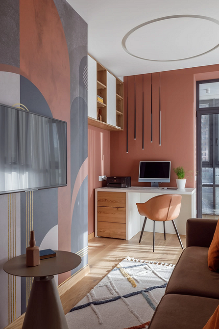 Inspiracje kolorystyczne: listwy przypodłogowe dopasowane do podłogi, ściany i drzwi w nowoczesnym wnętrzu.